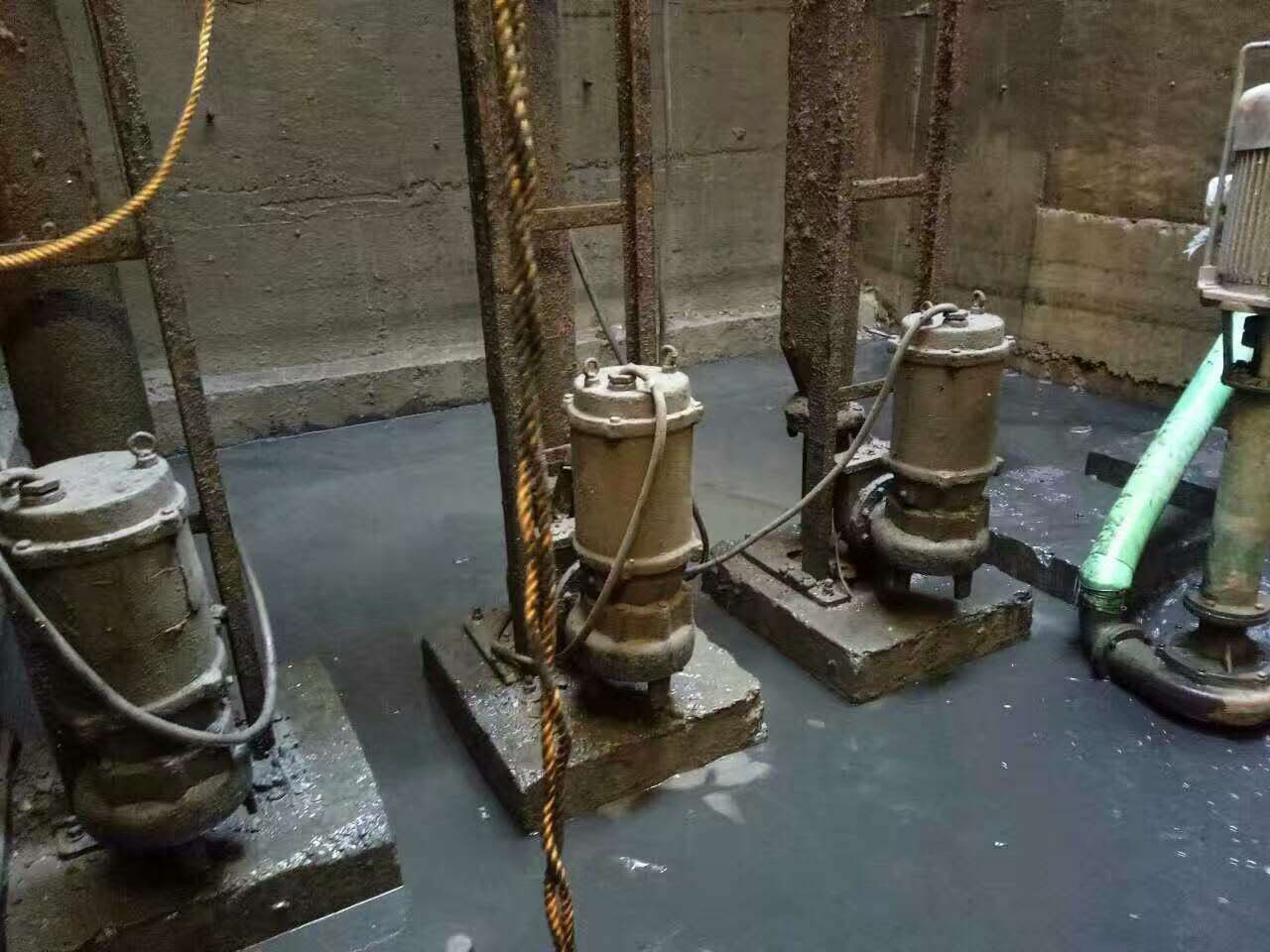 且末污水池清理