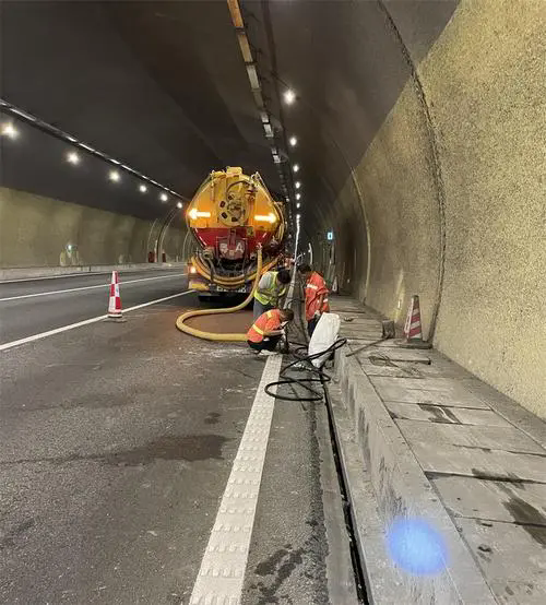 且末隧道排水渠清淤